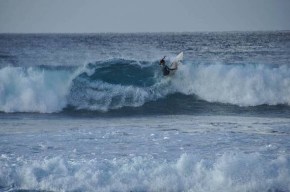 Surfistas aproveitam as ondas ainda pequenas da North Shore de Oahu, no Havaí